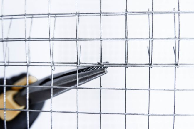 twits-loose-wire-edges-around-wire