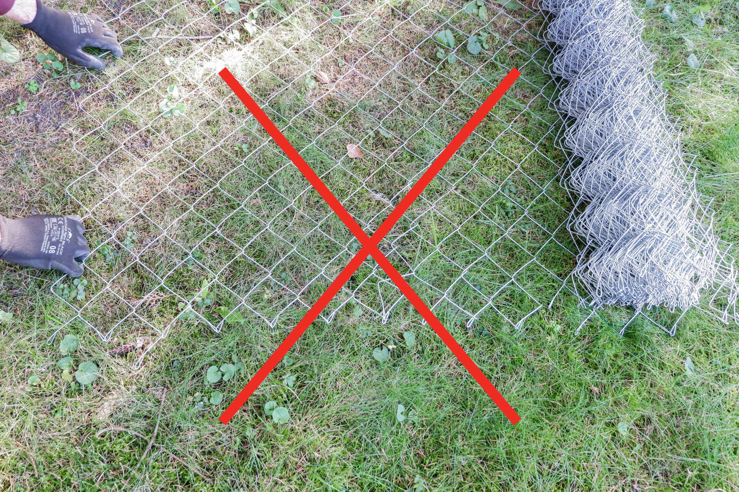 incorrect-way-of-unrolling-chain-link-on-grass