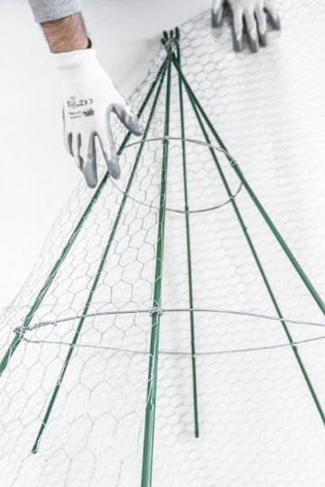 folding-chicken-wire-on-xmas-tree-frame
