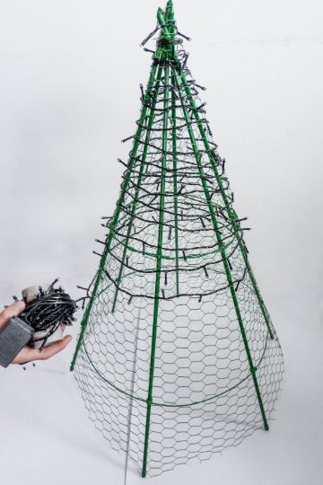wrap-chicken-wire-xmas-tree-with-christmas-lights