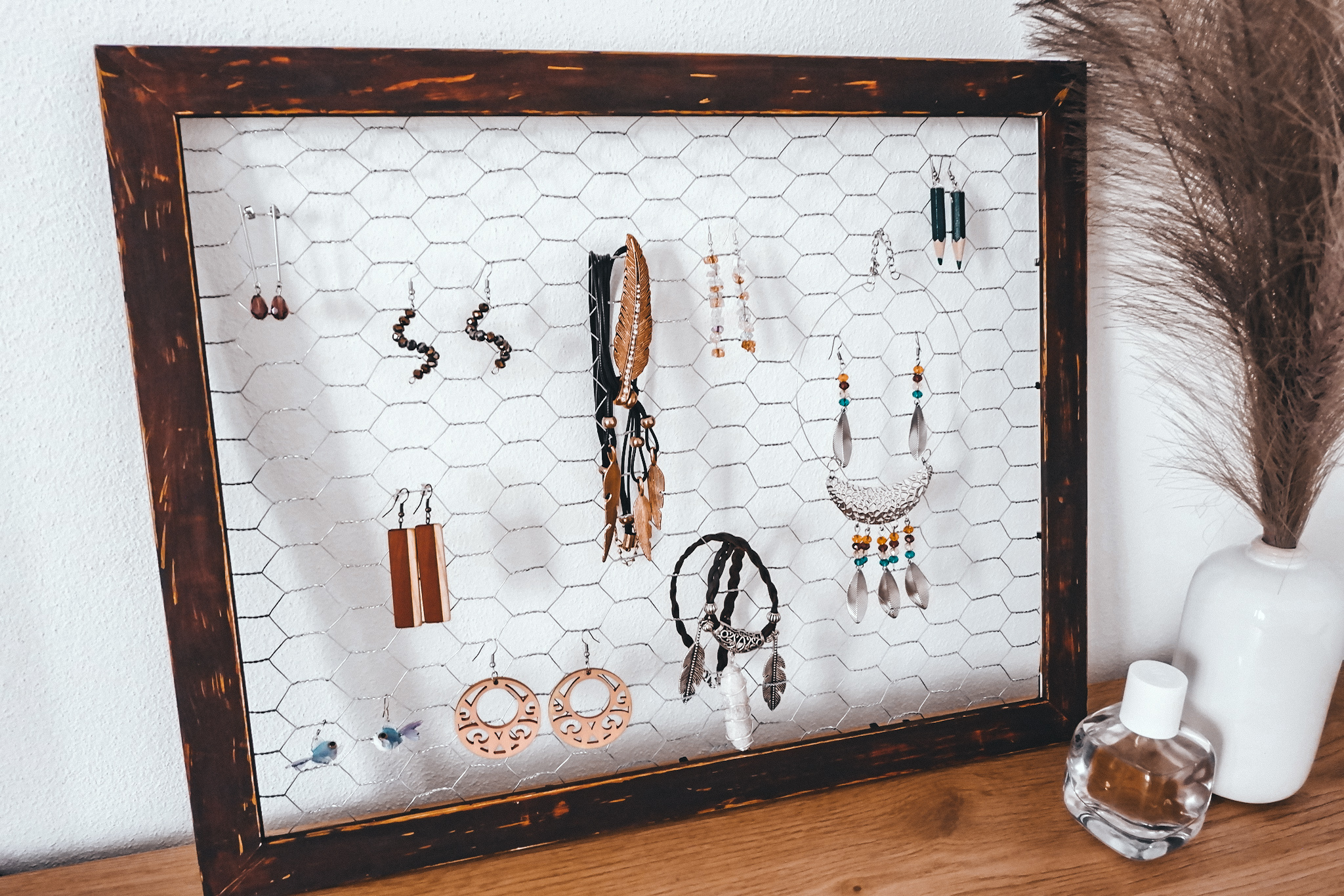 diy-chicken-wire-jewelry-holder