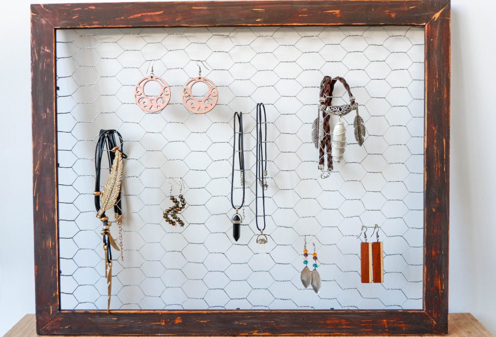 diy-chicken-wire-jewelry-holder