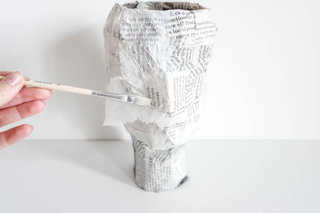 paper-mache-vase-last-layer-with-facial-tissue
