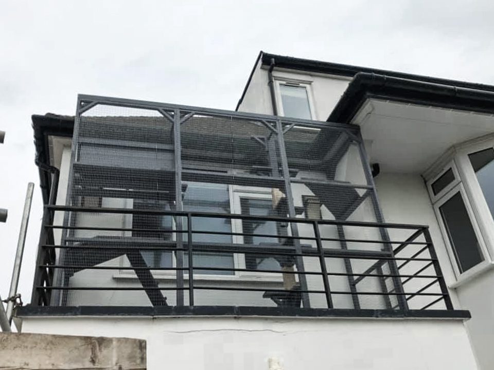 balcony-black-catio