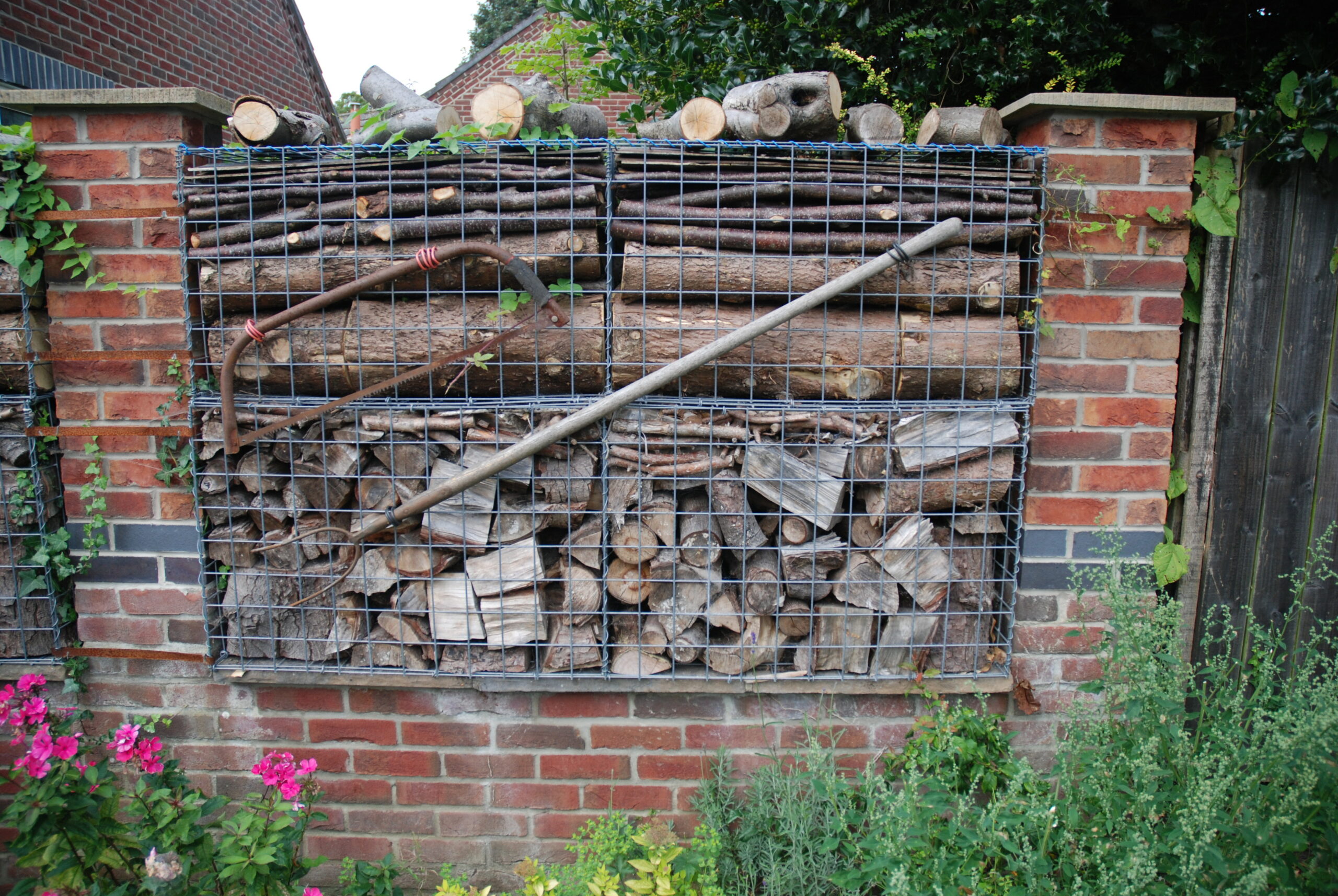 gabion-gardening-tool-display