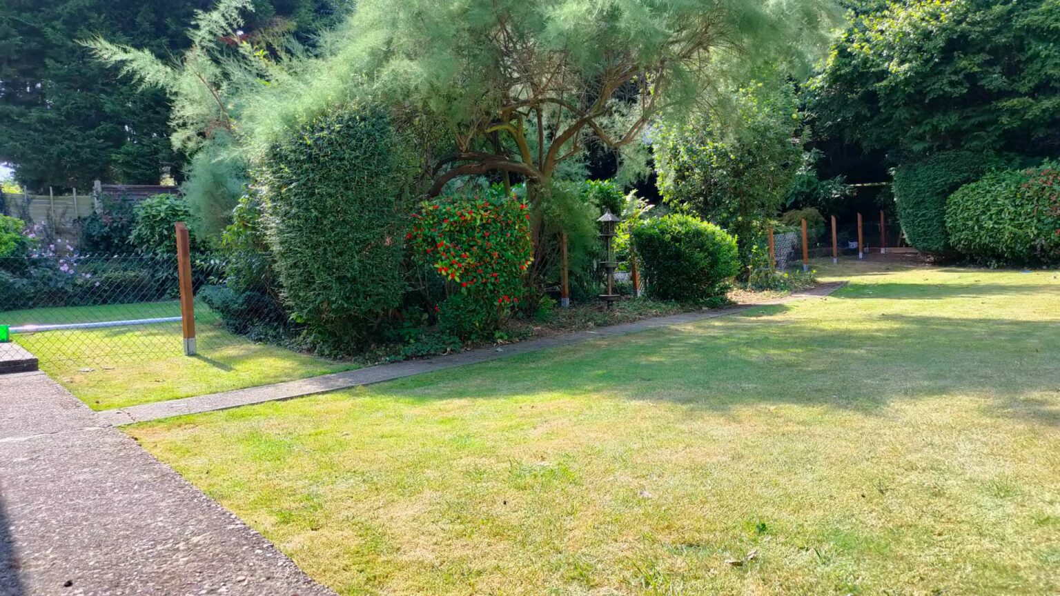 garden-chain-link-border-fence