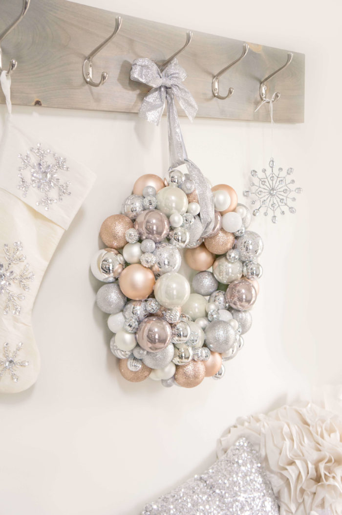 silver-bauble-wreath