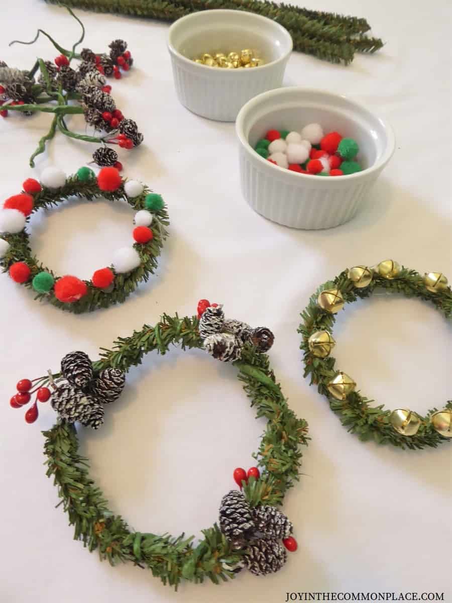 mini-christmas-wreaths-with-kids