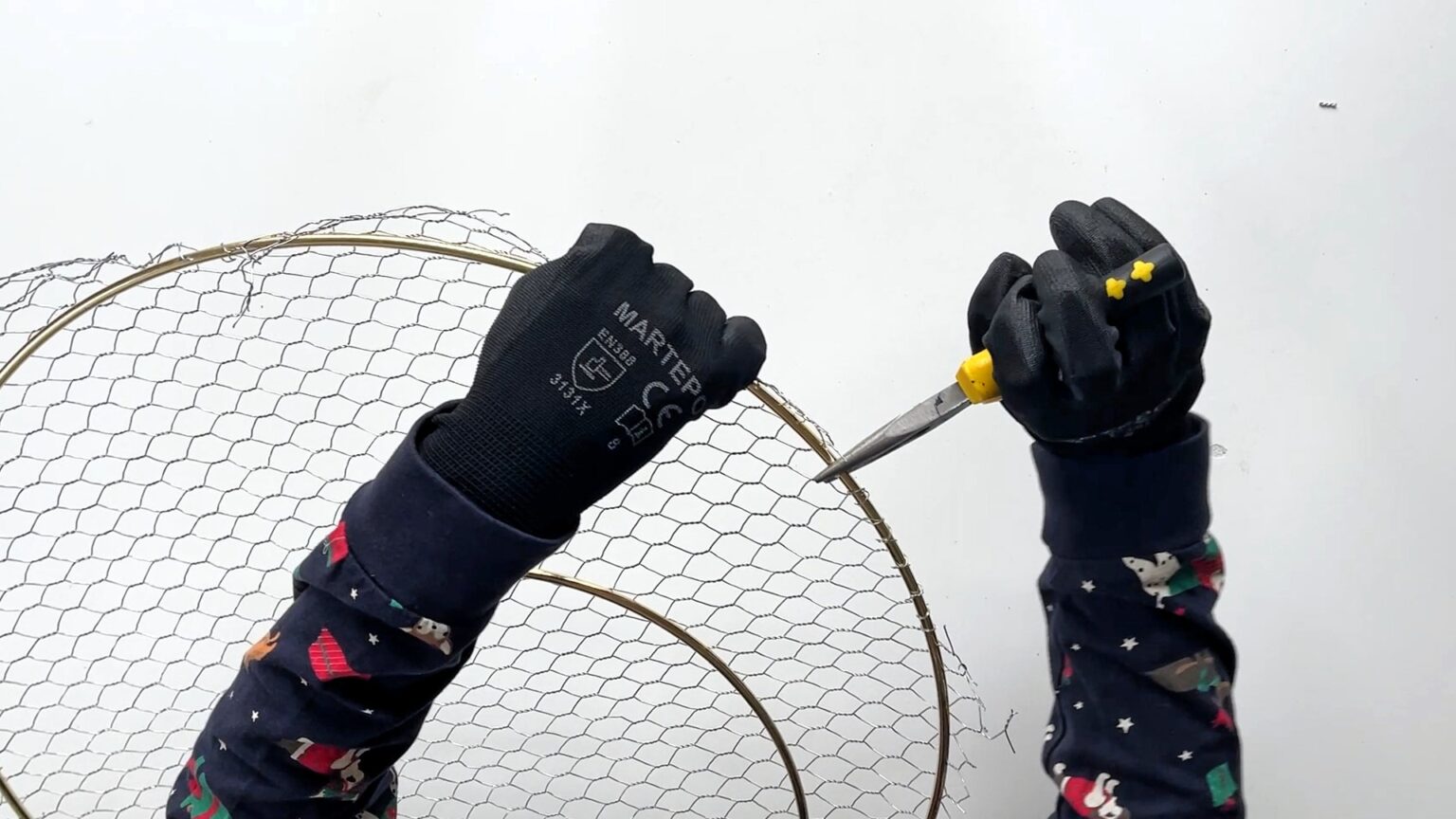 attach-chicken-wire-to-frame