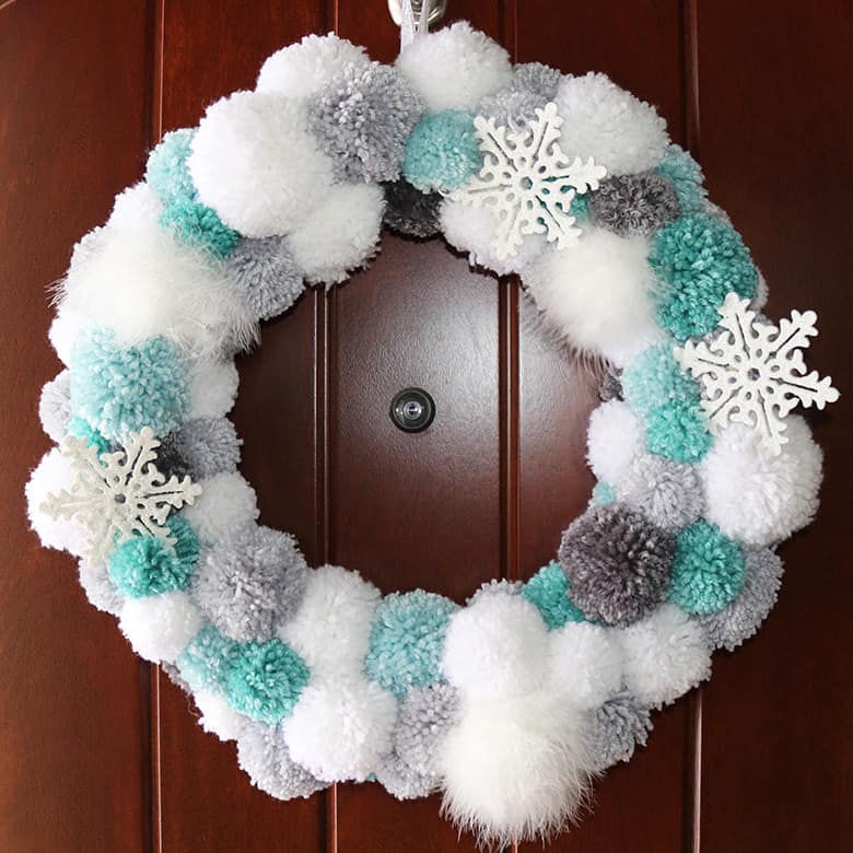 winter-pom-pom-wreath