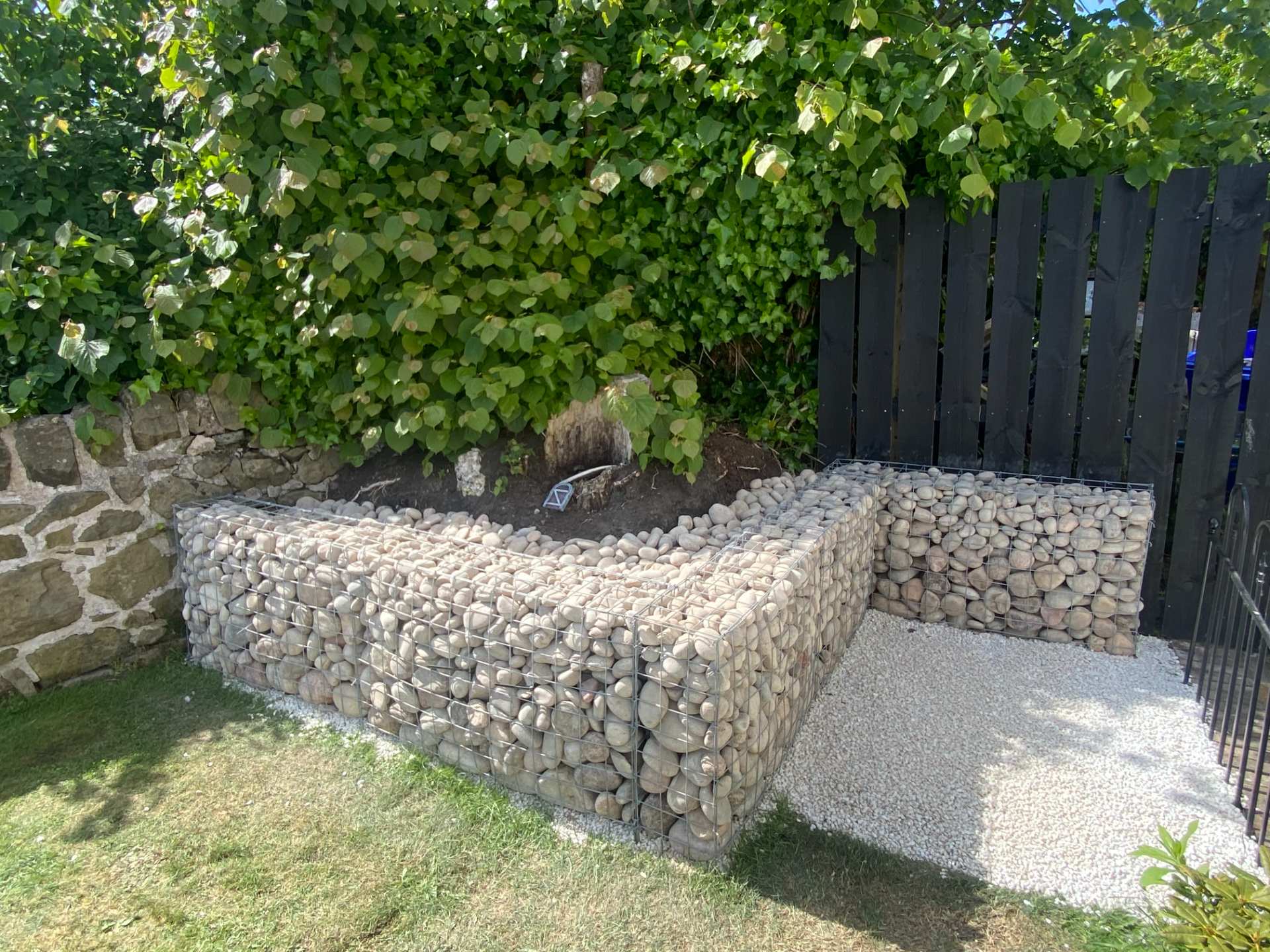 garden-gabion-edging-with-pebbles